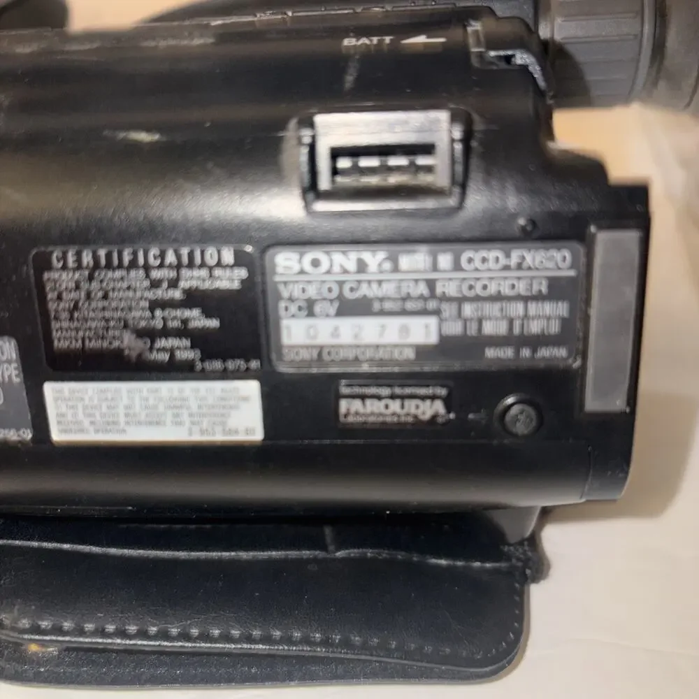 Sony CCD-FX630 Video8 HandyCam Camcorder Video Camera Untested Powers On Acc Inc
